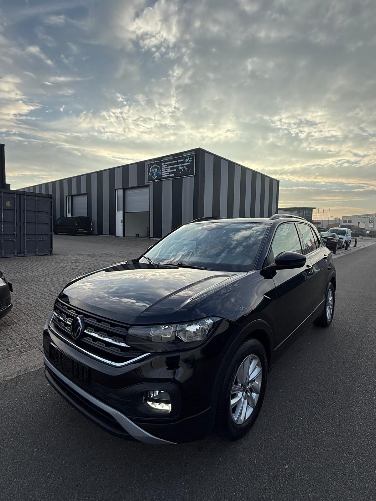 VW T-Cross voor het pand van Autospa